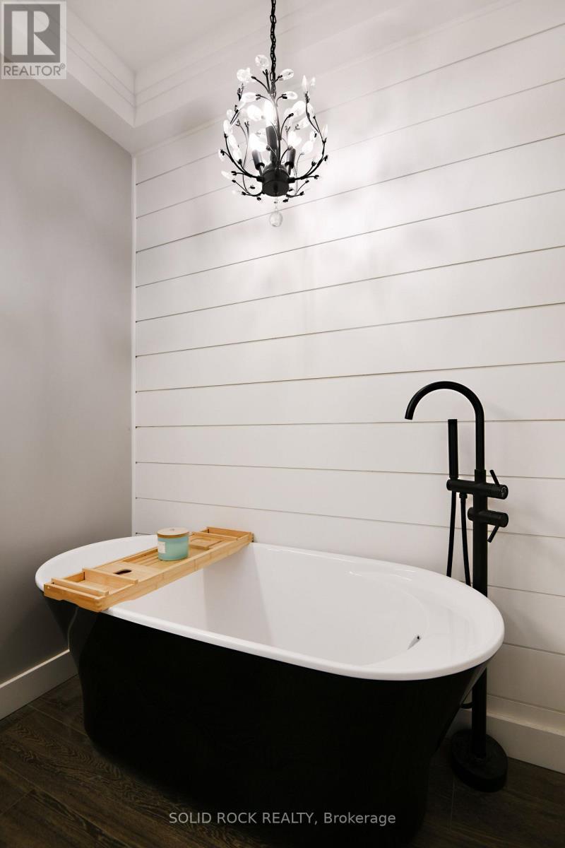 Free Standing Soaker Tub - 7040 Donwel Drive, Ottawa, ON