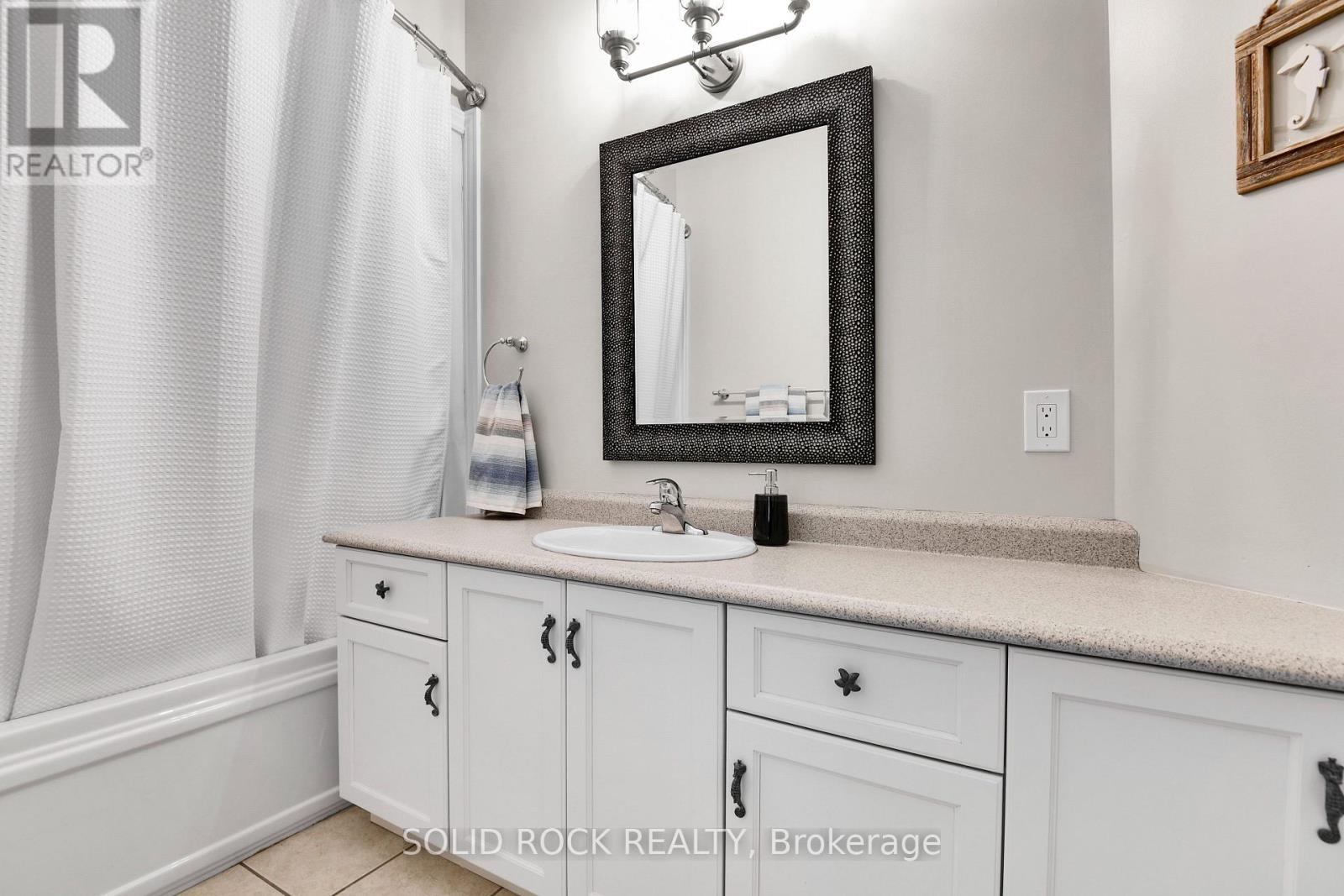 Main Bathroom - 7040 Donwel Drive, Ottawa, ON