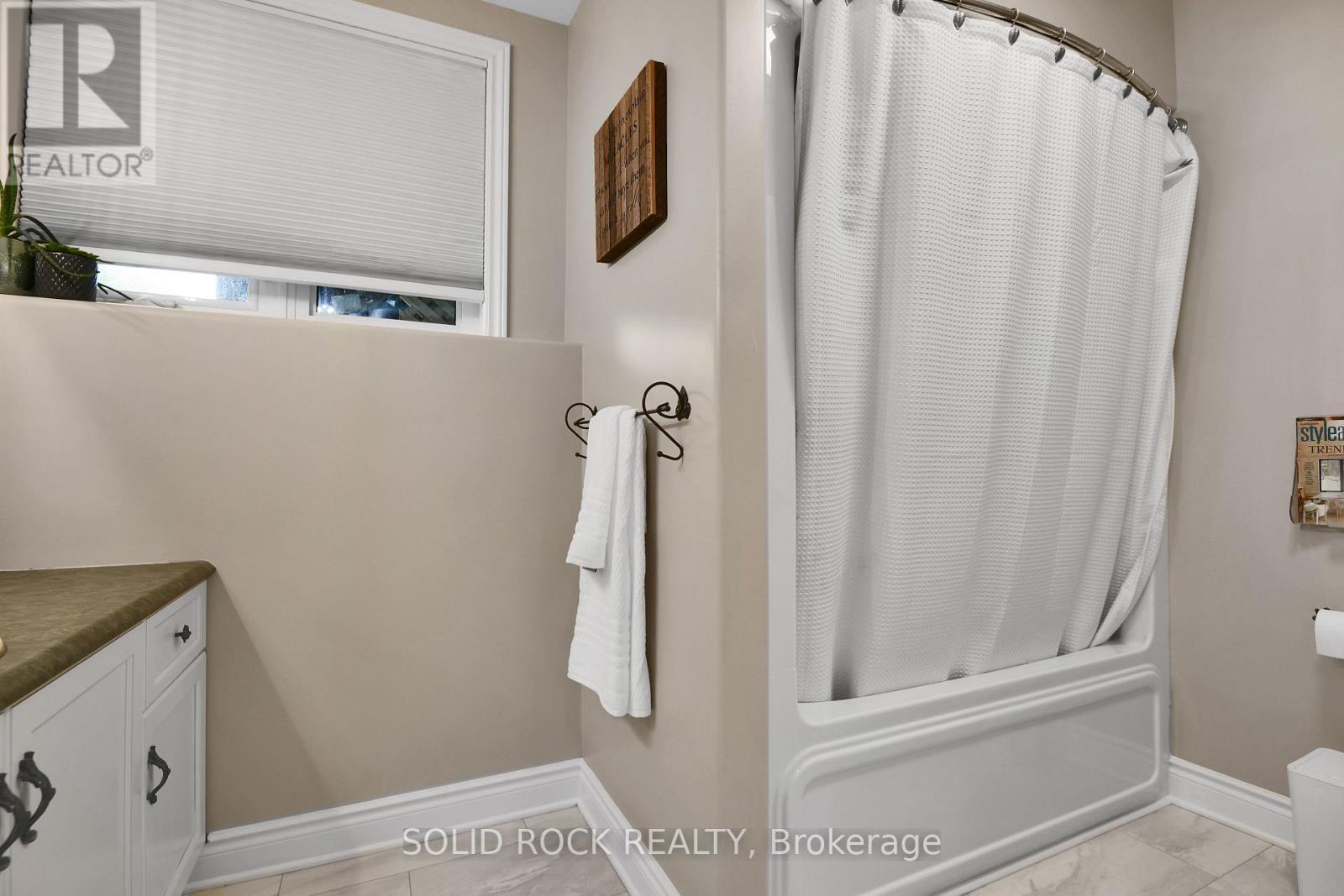 Lower Level 4 Piece Bath Room - 7040 Donwel Drive, Ottawa, ON