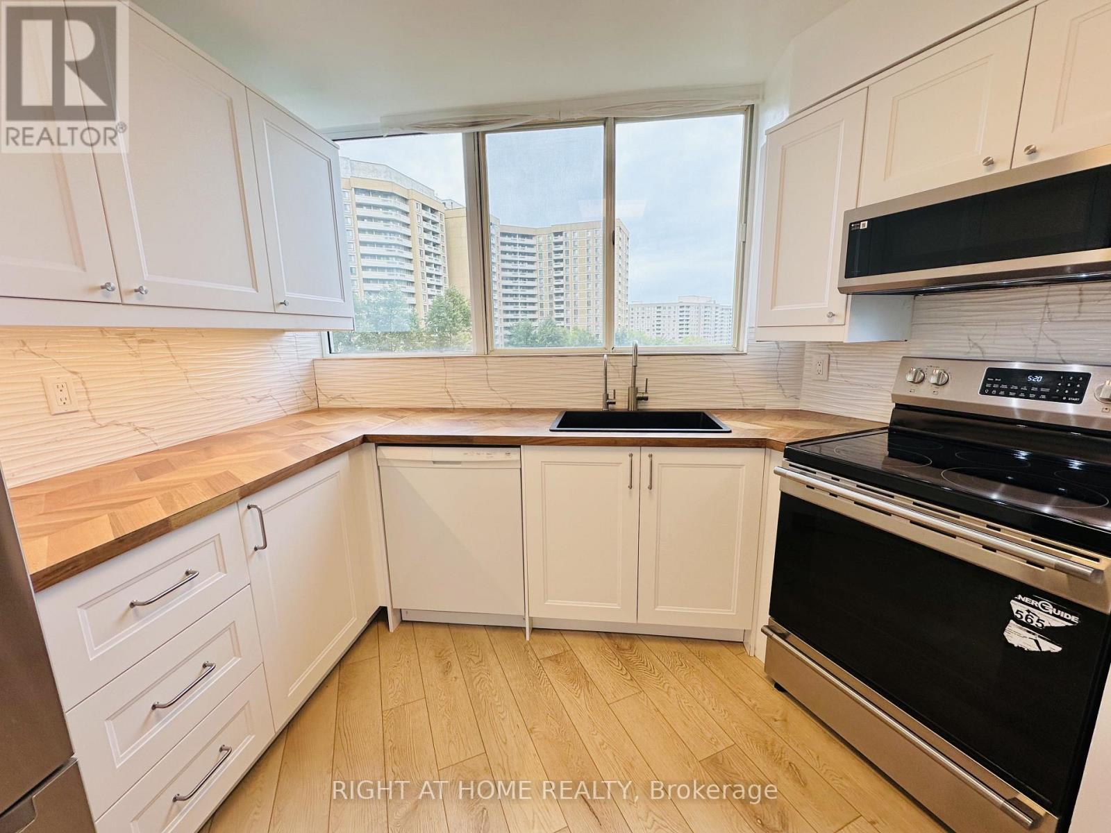 Kitchen - 701 - 3700 Kaneff Crescent, Mississauga, ON