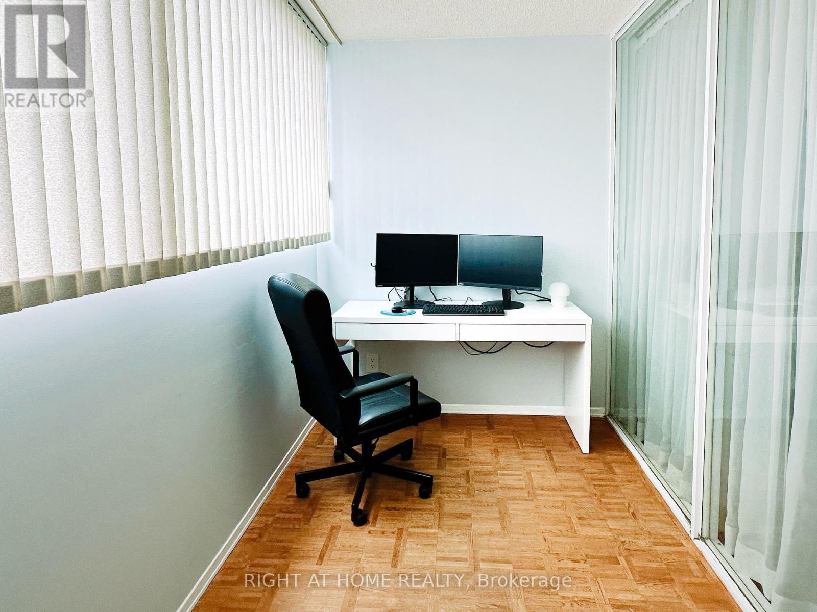 Den - 701 - 3700 Kaneff Crescent, Mississauga, ON