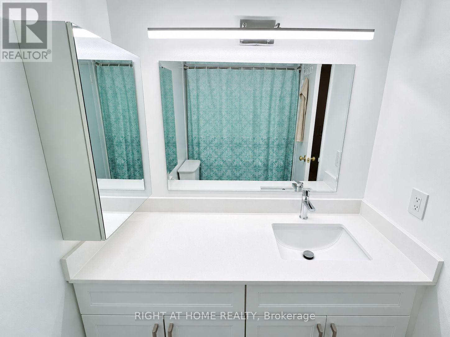 Washroom 2 - 701 - 3700 Kaneff Crescent, Mississauga, ON