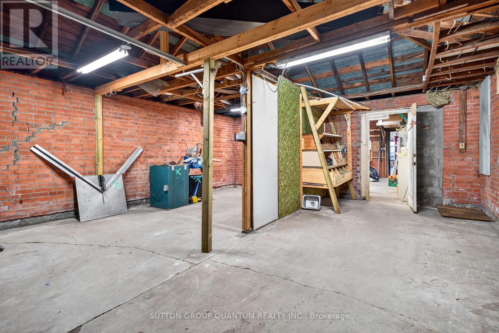 689 Barton Street E, Hamilton, ON