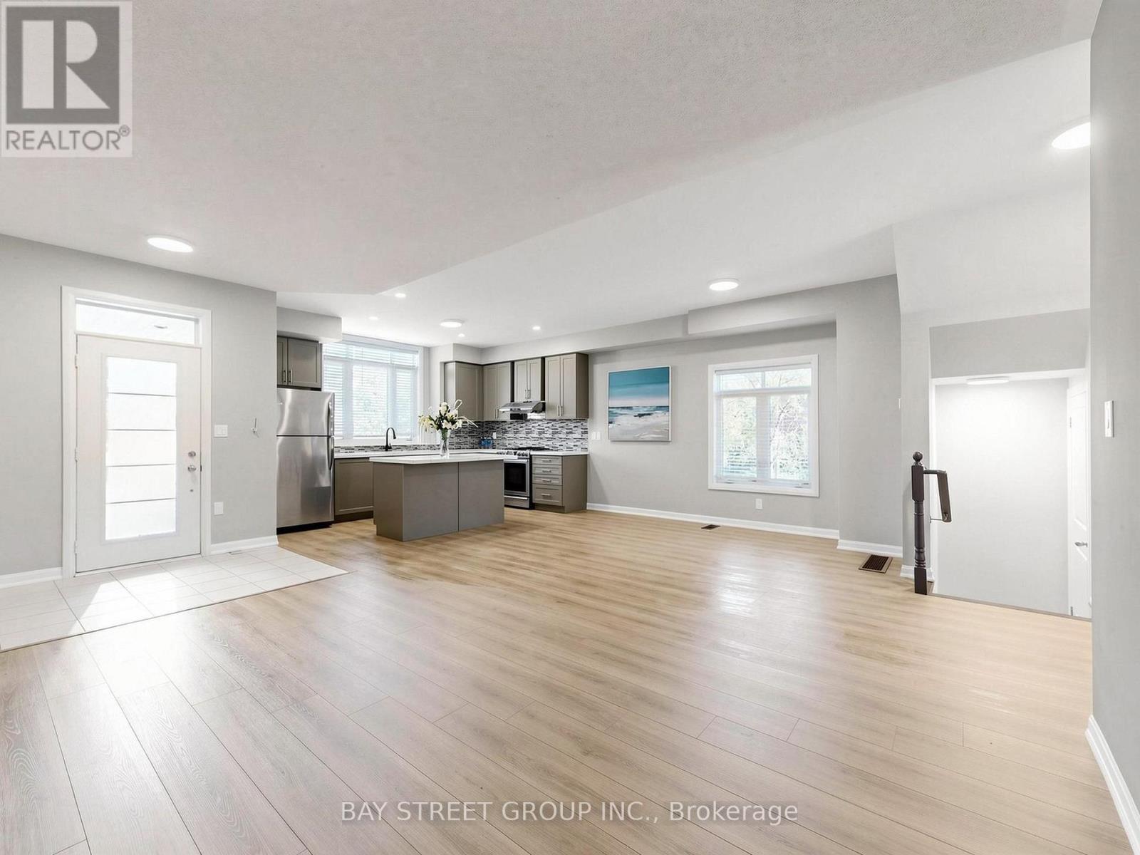 2 Longshore Way, Whitby, ON
