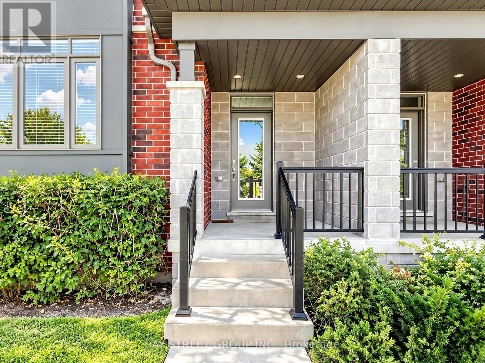 2 Longshore Way, Whitby, ON