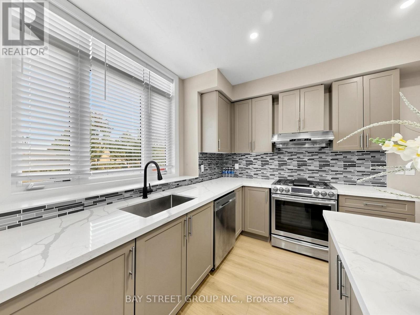 2 Longshore Way, Whitby, ON