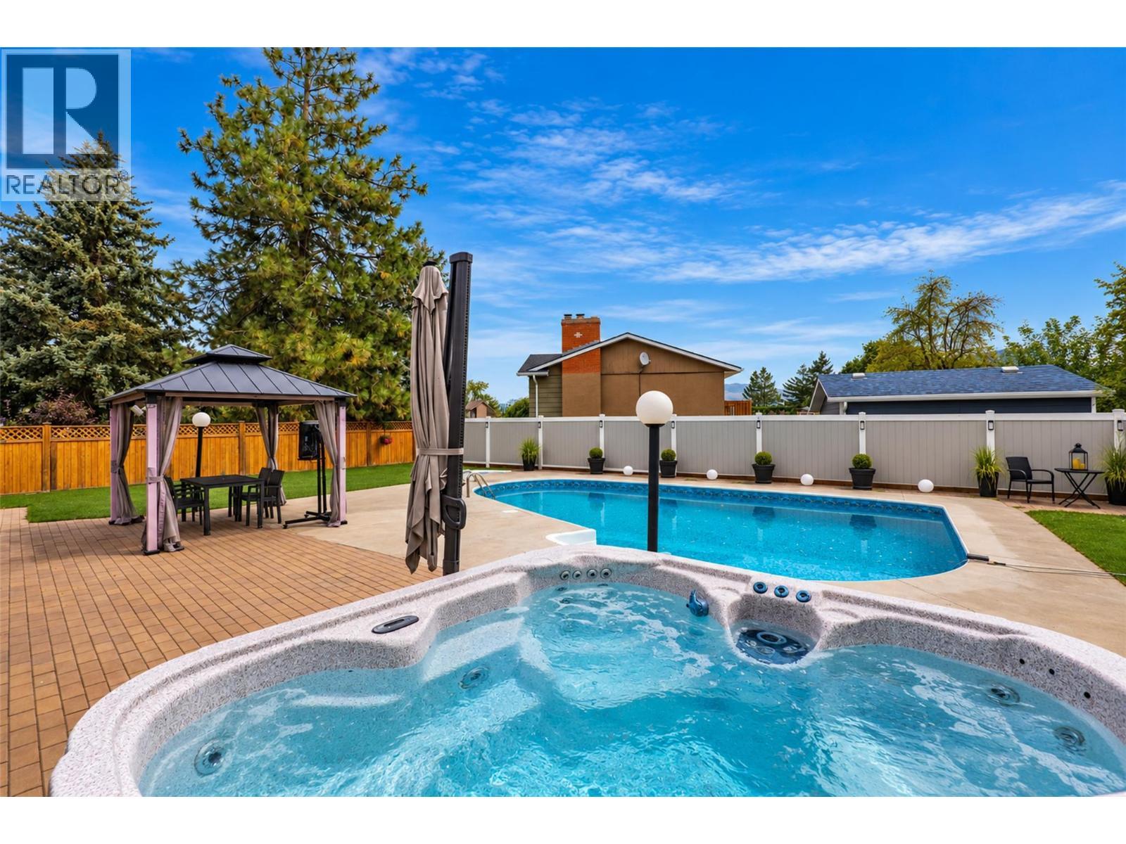 384 Arrowstone Drive, Kamloops, BC