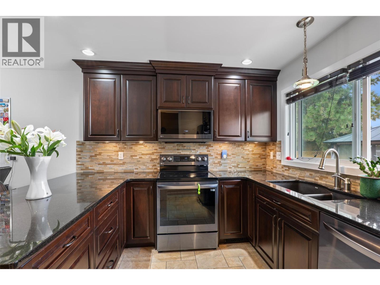 384 Arrowstone Drive, Kamloops, BC