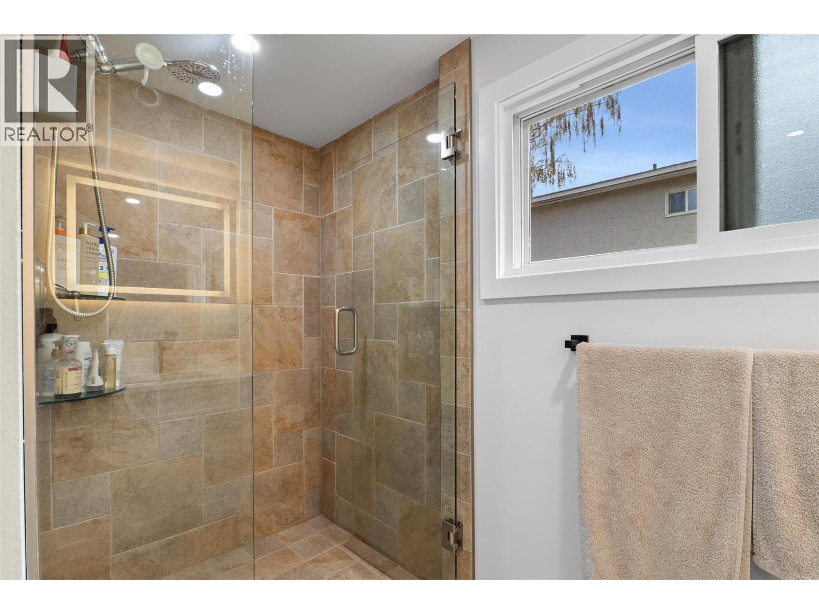 384 Arrowstone Drive, Kamloops, BC