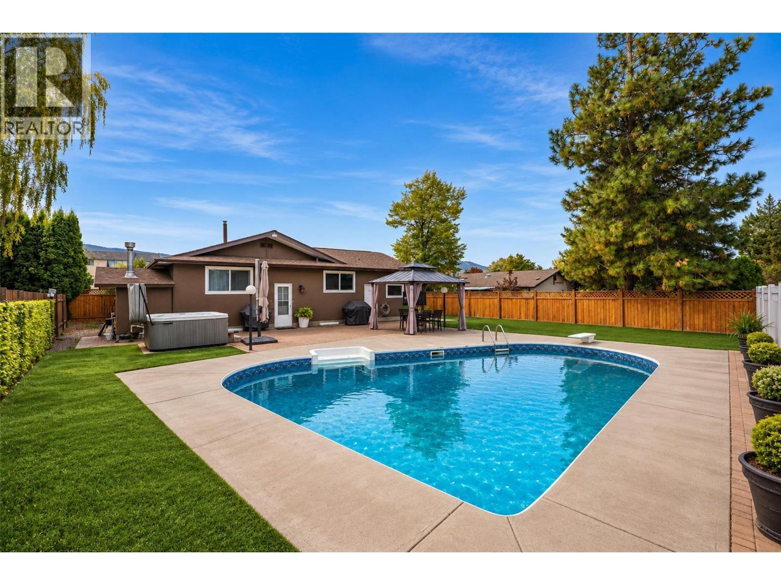 384 Arrowstone Drive, Kamloops, BC