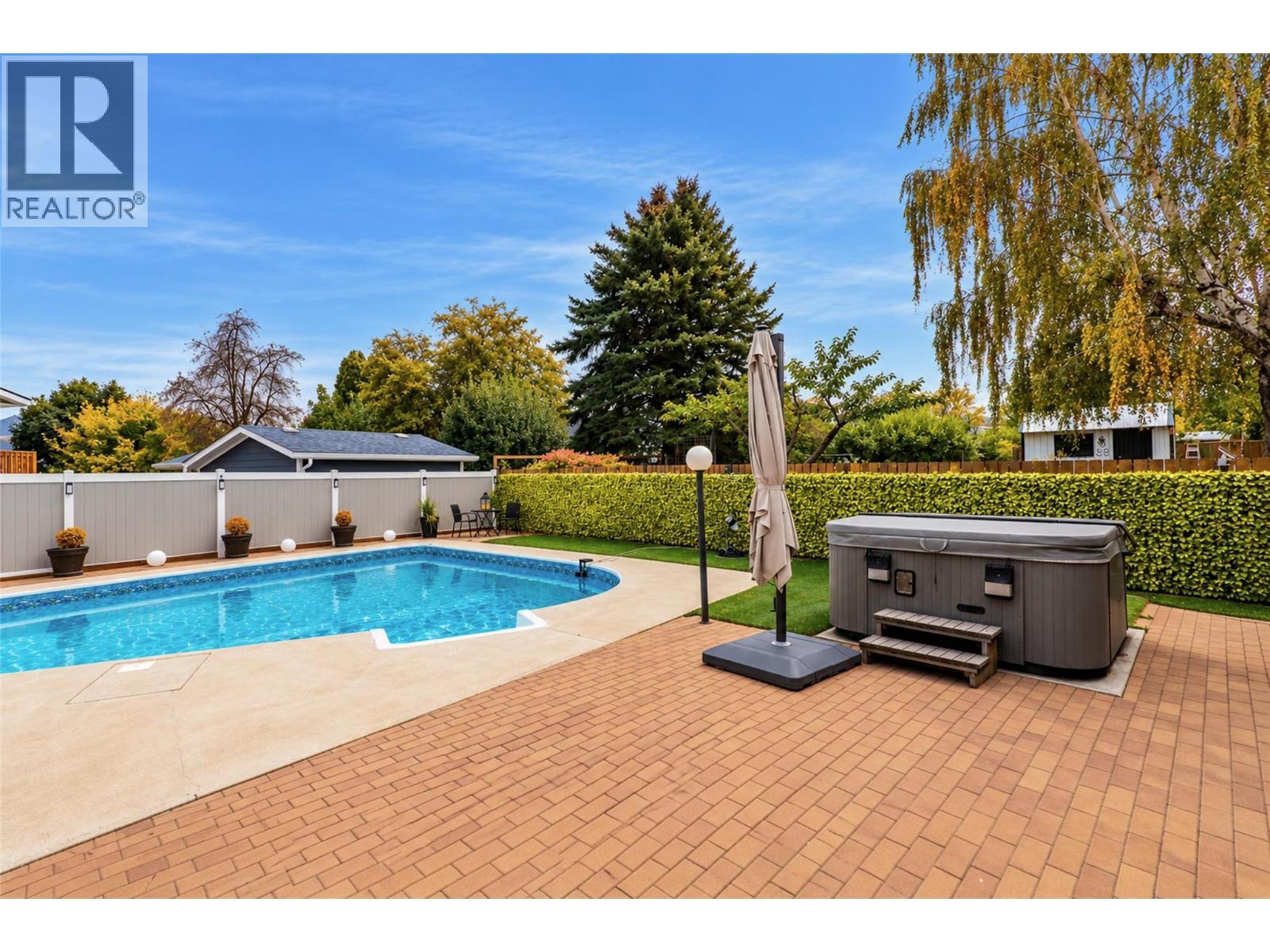 384 Arrowstone Drive, Kamloops, BC