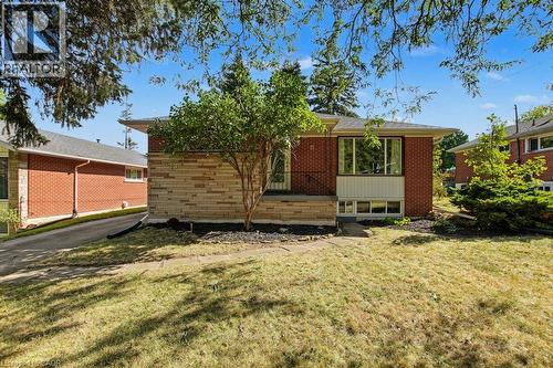 15 CARWYN Crescent  Hamilton, ON L8S 3H3