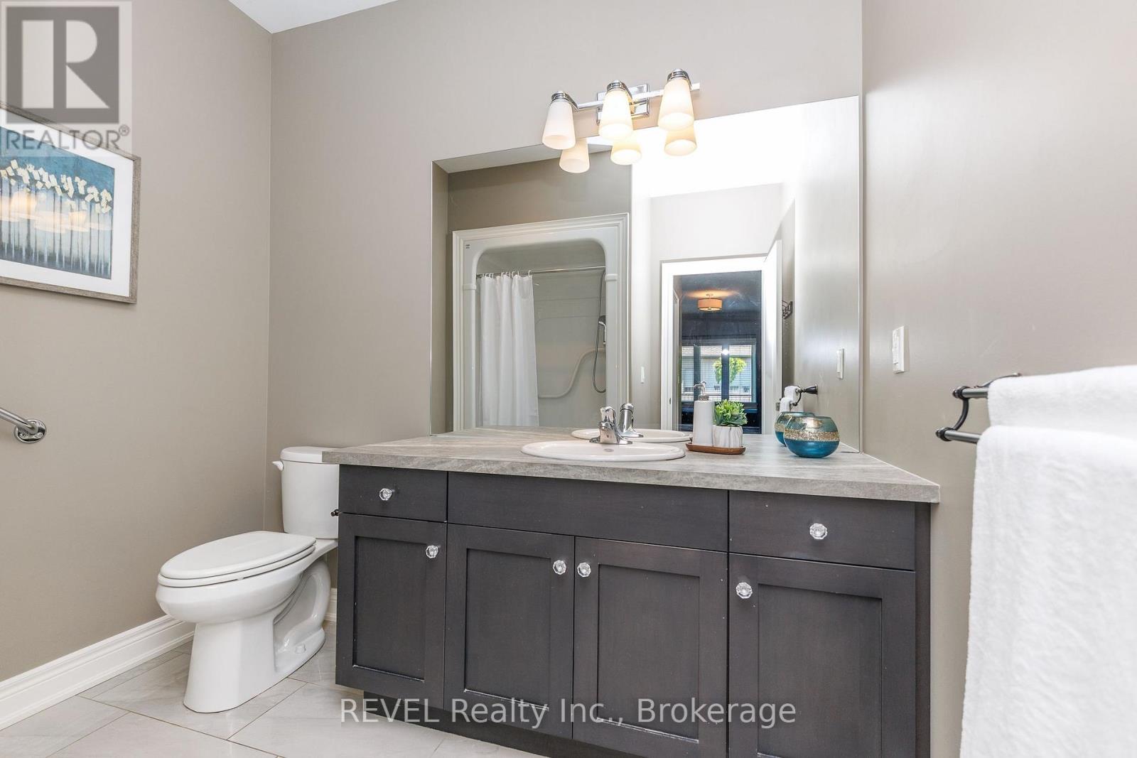 38 Sandalwood Common, St. Catharines (Port Weller), ON