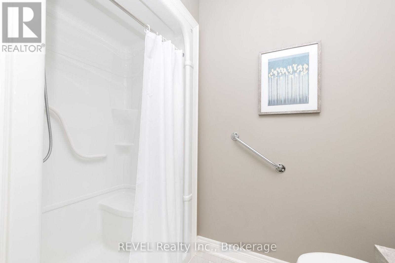 38 Sandalwood Common, St. Catharines (Port Weller), ON
