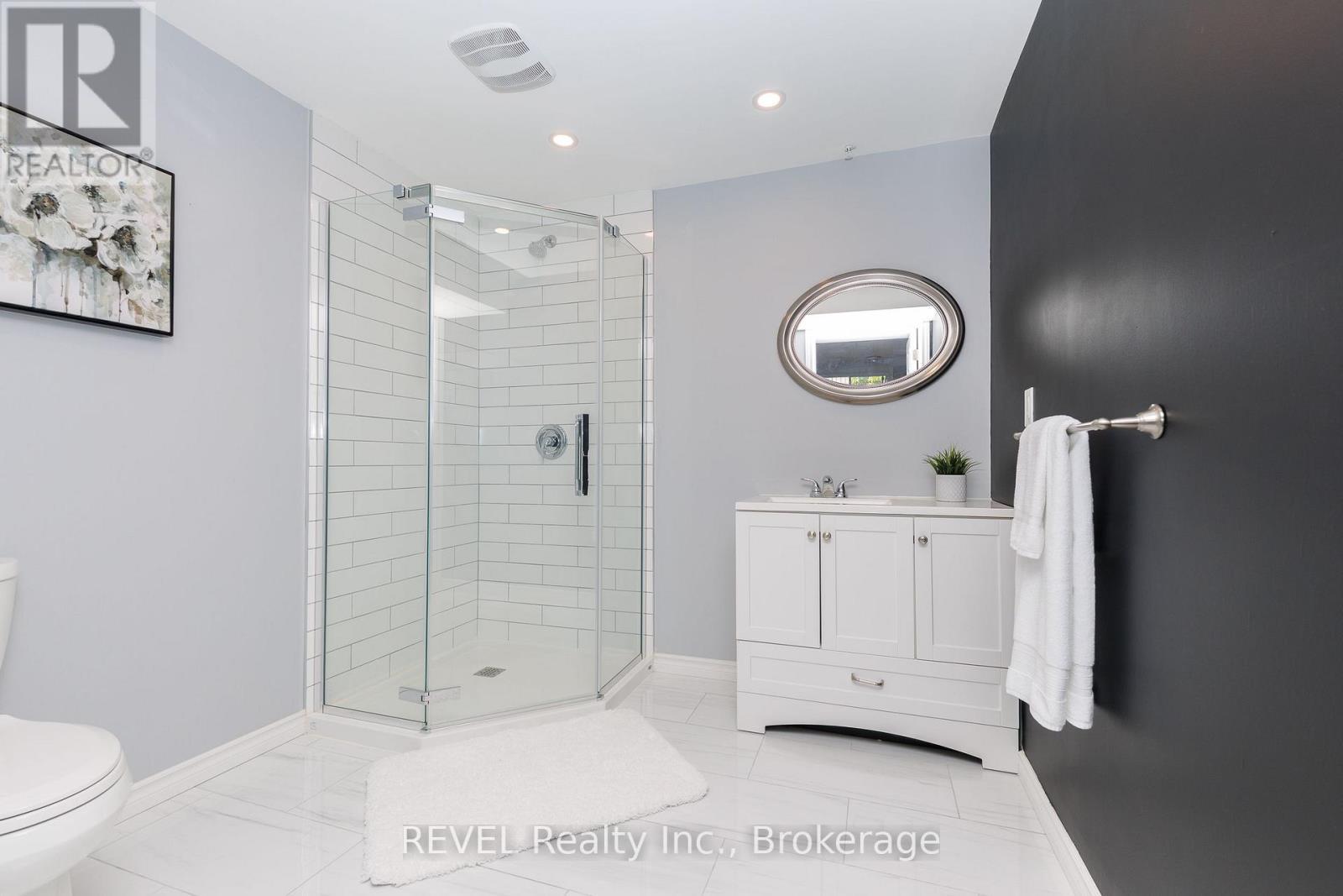 38 Sandalwood Common, St. Catharines (Port Weller), ON