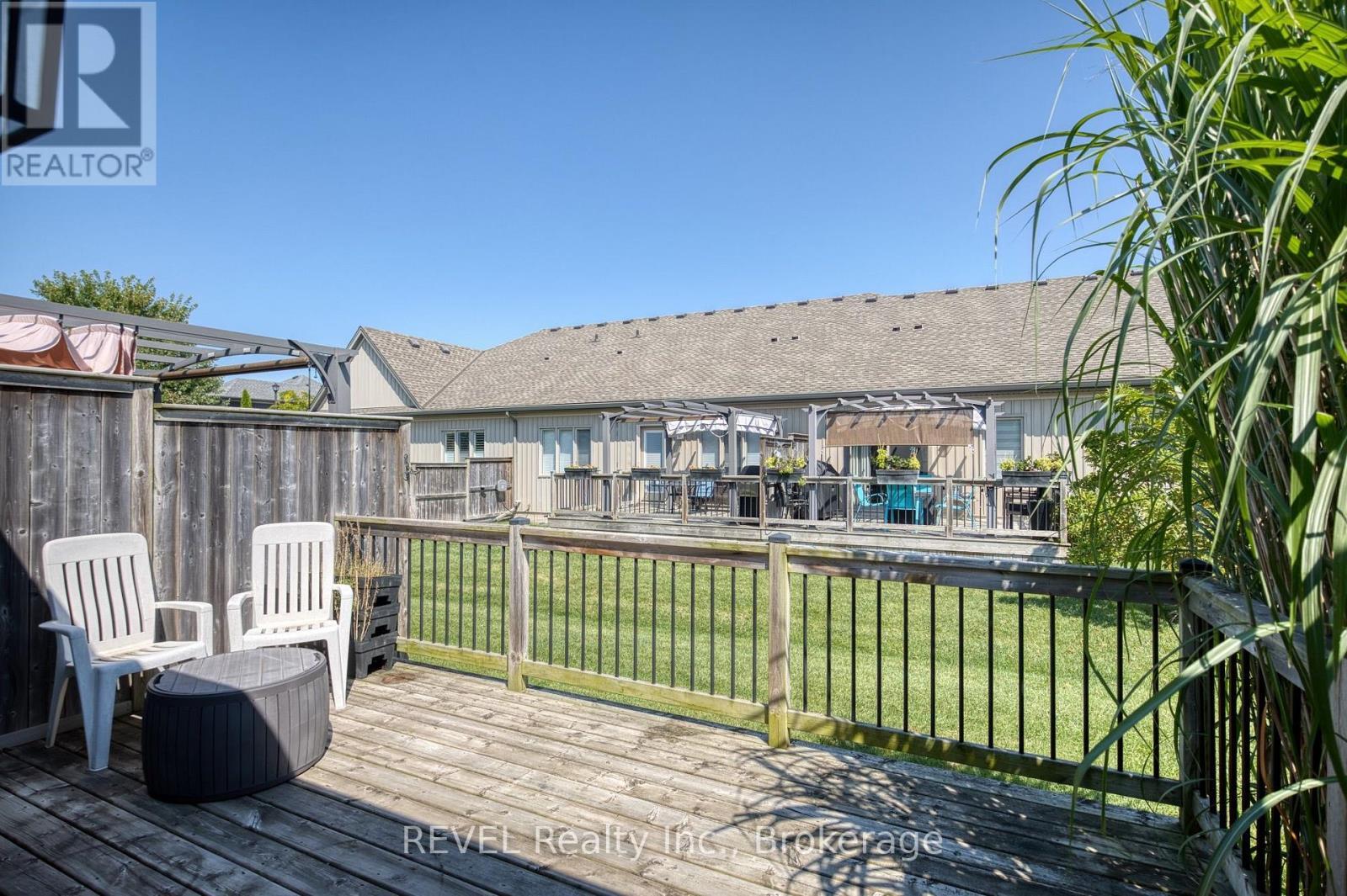 38 Sandalwood Common, St. Catharines (Port Weller), ON