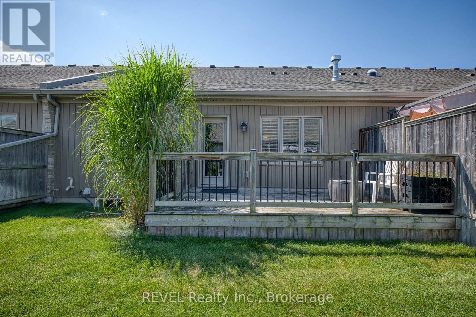 38 Sandalwood Common, St. Catharines (Port Weller), ON