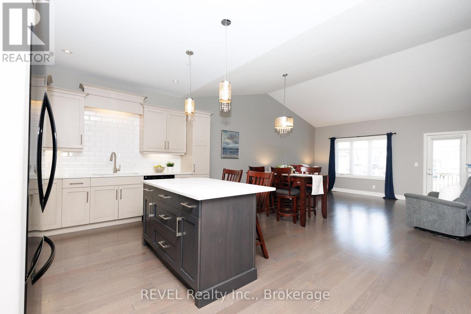 38 Sandalwood Common, St. Catharines (Port Weller), ON