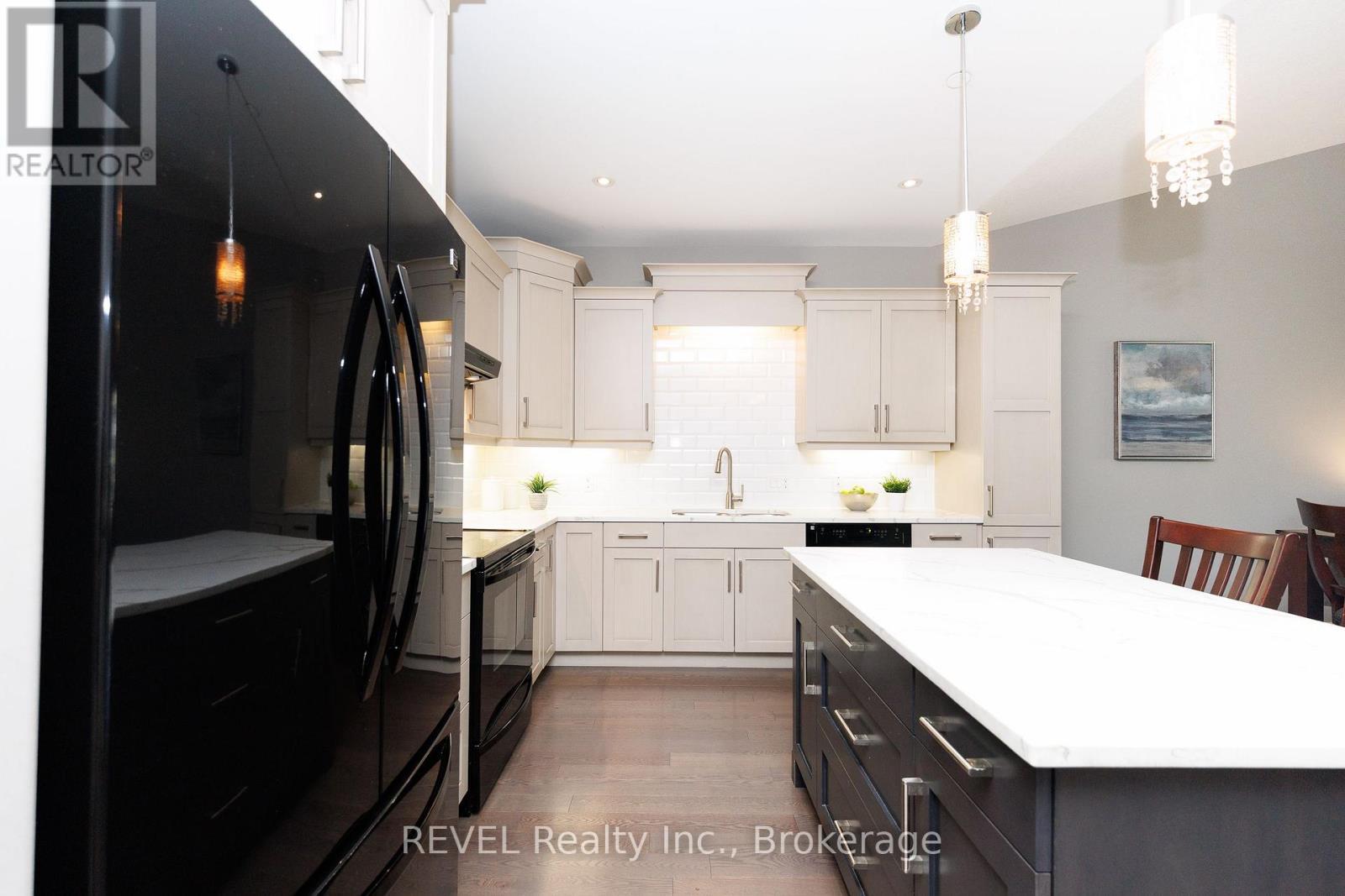 38 Sandalwood Common, St. Catharines (Port Weller), ON