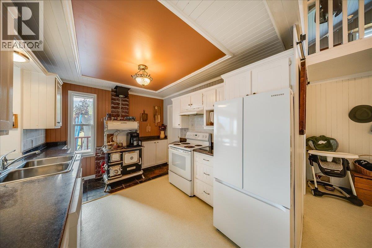 2396 Nault Road, Pass Creek, BC