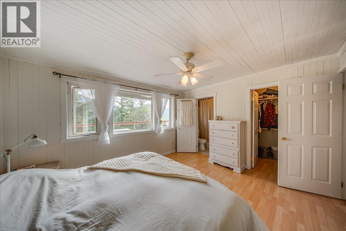 Primary bedroom - 2396 Nault Road, Pass Creek, BC