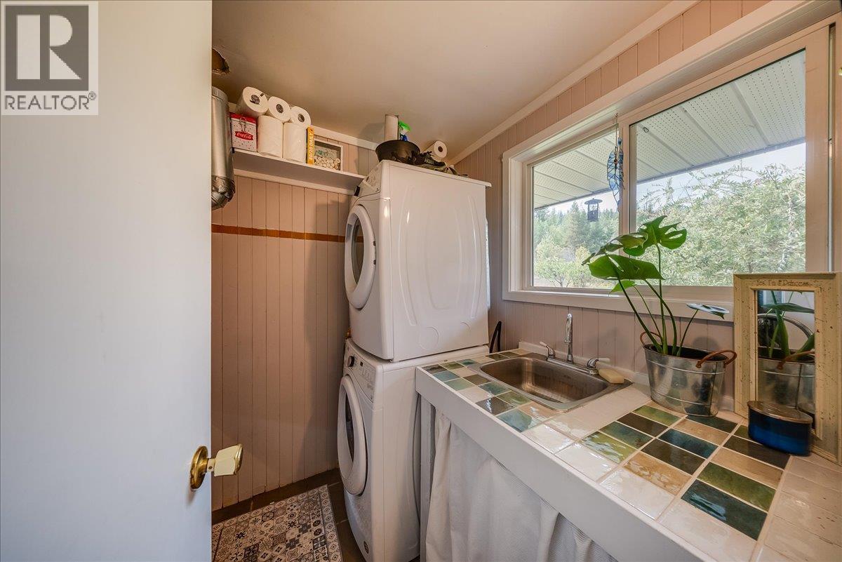 Laundry on main - 2396 Nault Road, Pass Creek, BC