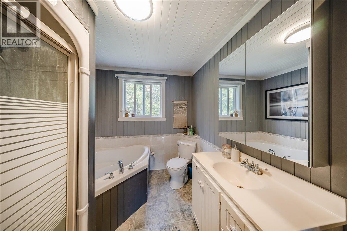 Main bathroom - 2396 Nault Road, Pass Creek, BC