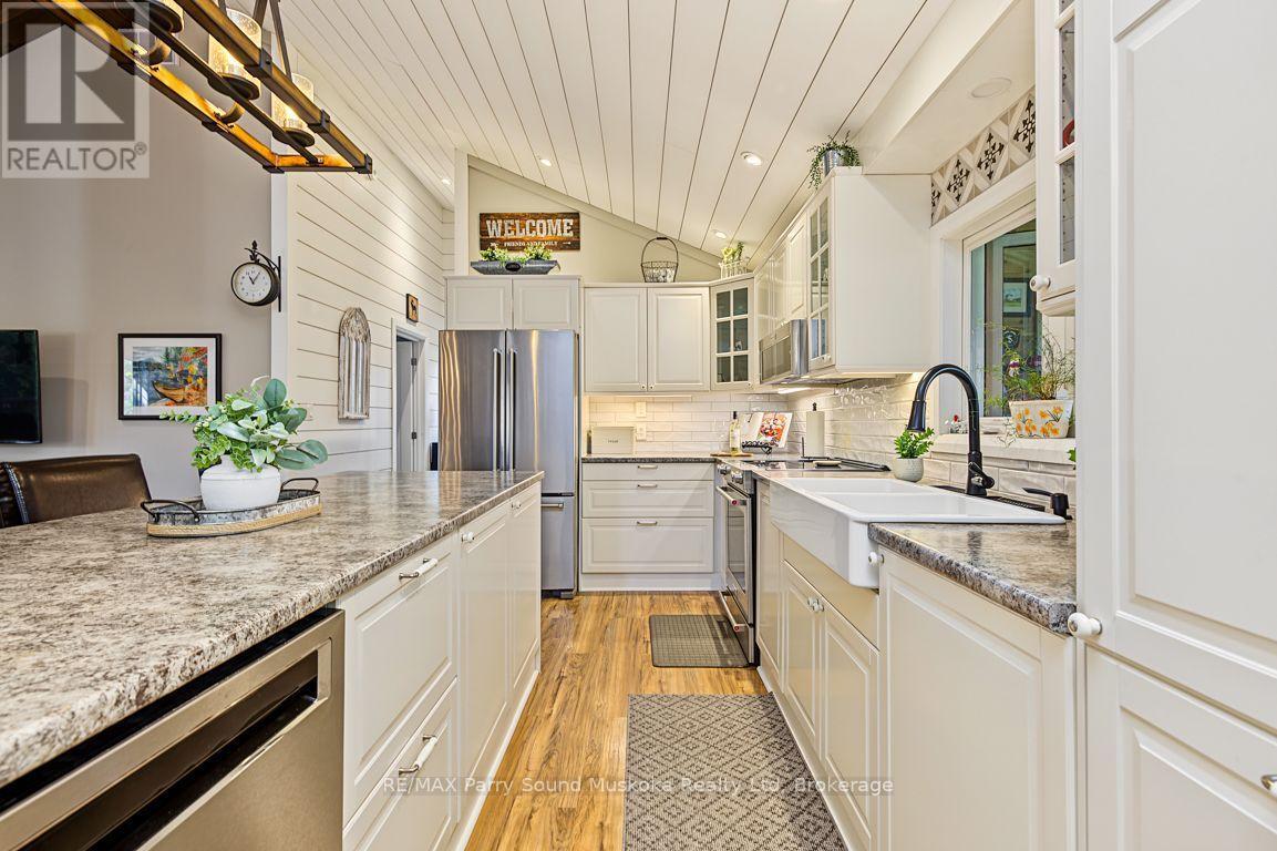 Stainless appliances, Abundance of cupboards - 168B Isabella Lake Road, Seguin, ON