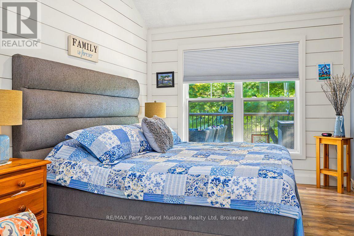 Primary bedroom w vaulted ceilings - 168B Isabella Lake Road, Seguin, ON