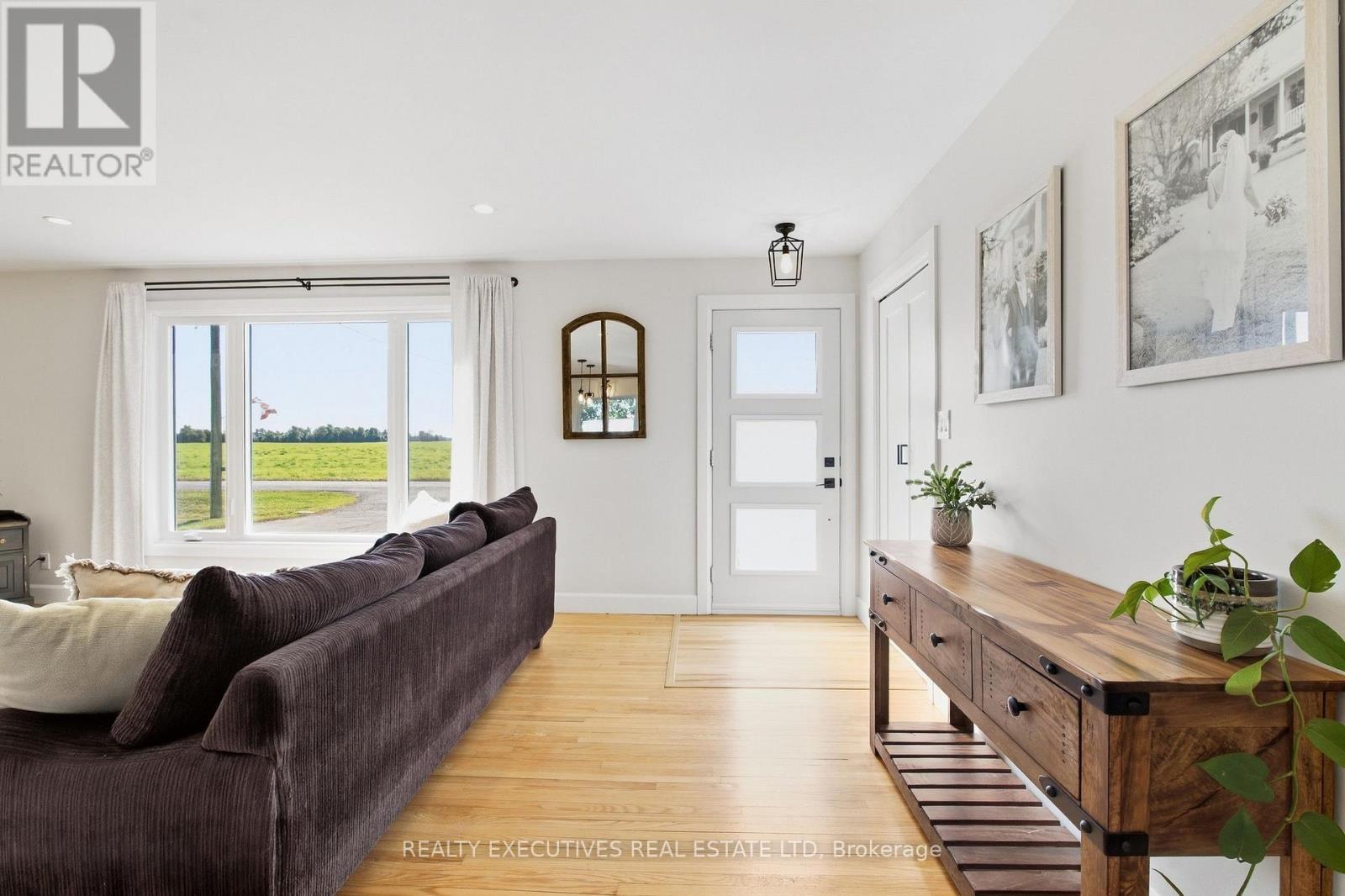 Entry with hardwood floors - 11895 Cloverdale Road, North Dundas, ON