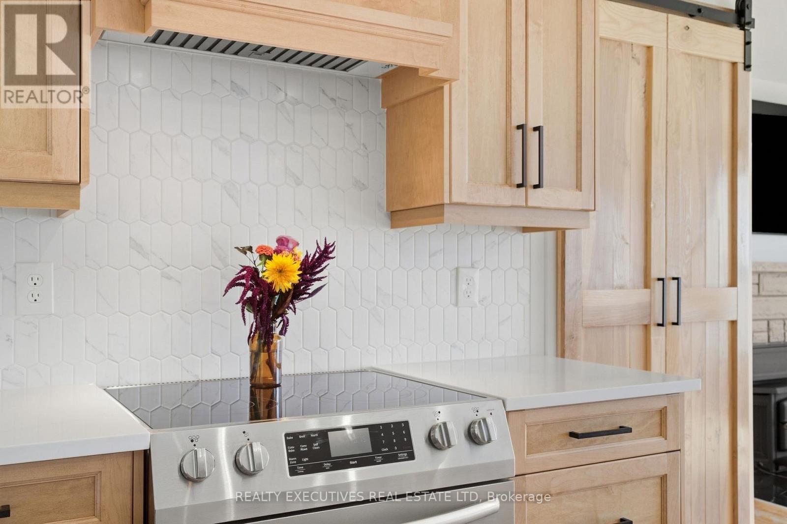 White elegant tiled full backsplash - 11895 Cloverdale Road, North Dundas, ON