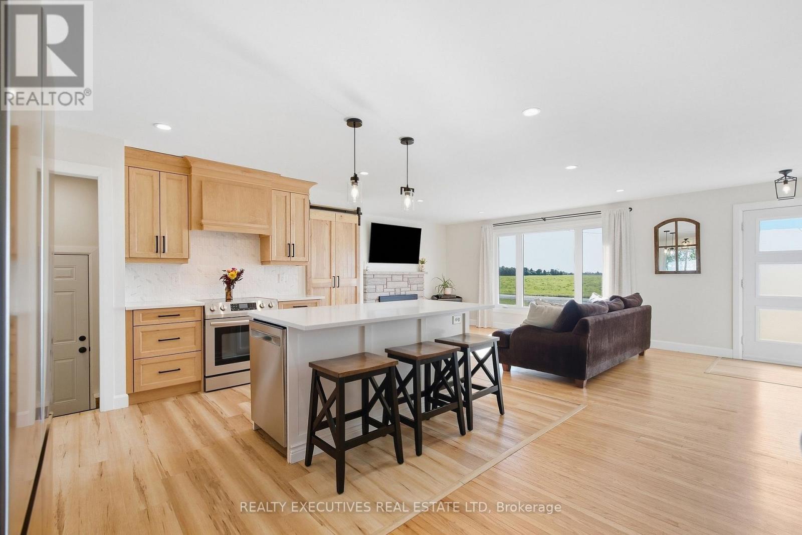 Dishwasher & stainless steel appliances included - 11895 Cloverdale Road, North Dundas, ON