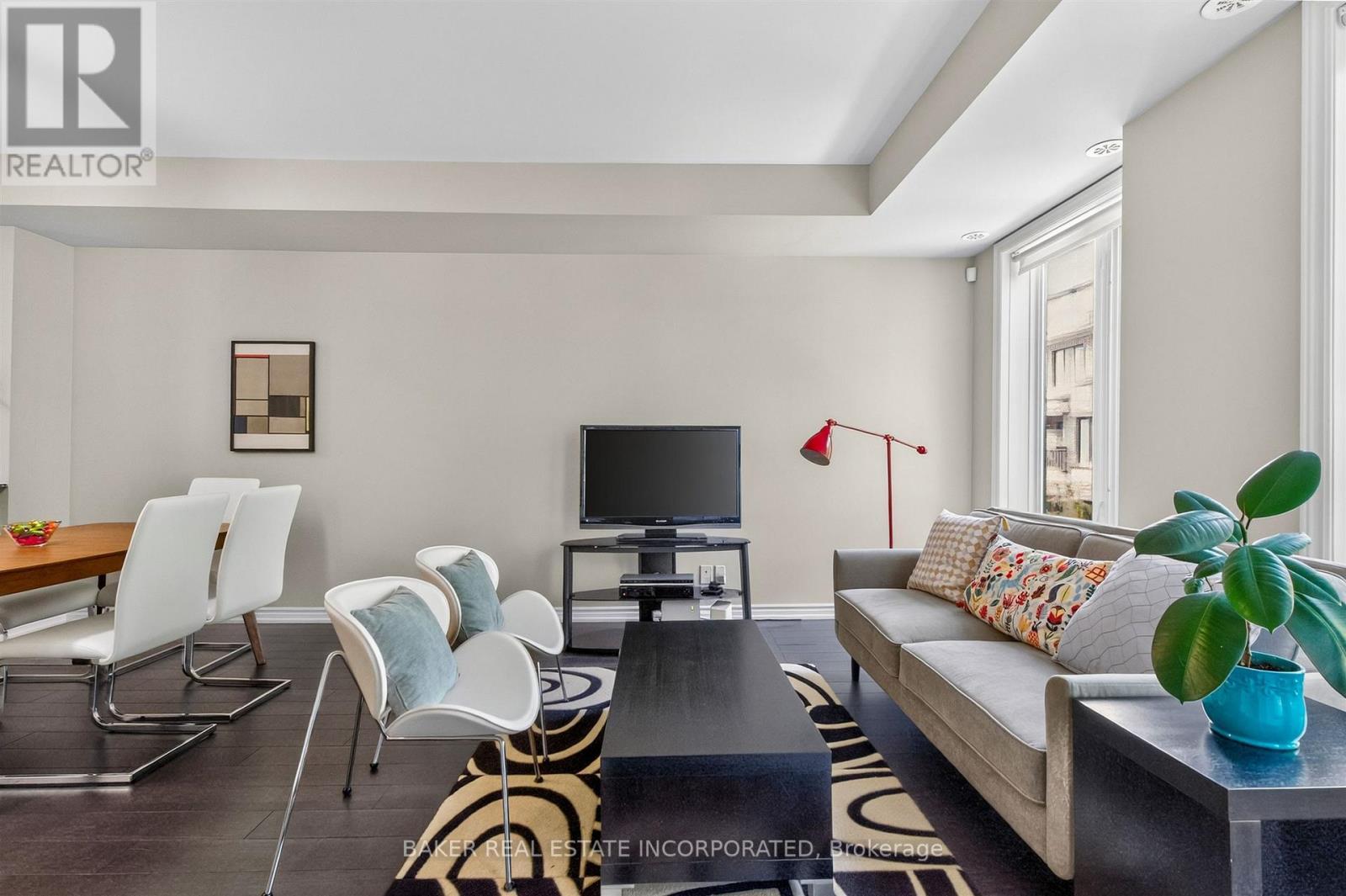 Living Room - Th 31 - 120 Twenty Fourth Street, Toronto, ON