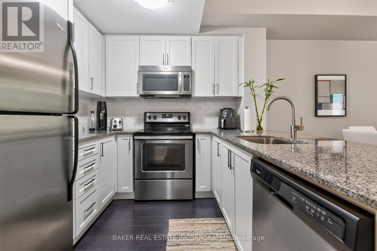 Kitchen - Th 31 - 120 Twenty Fourth Street, Toronto, ON