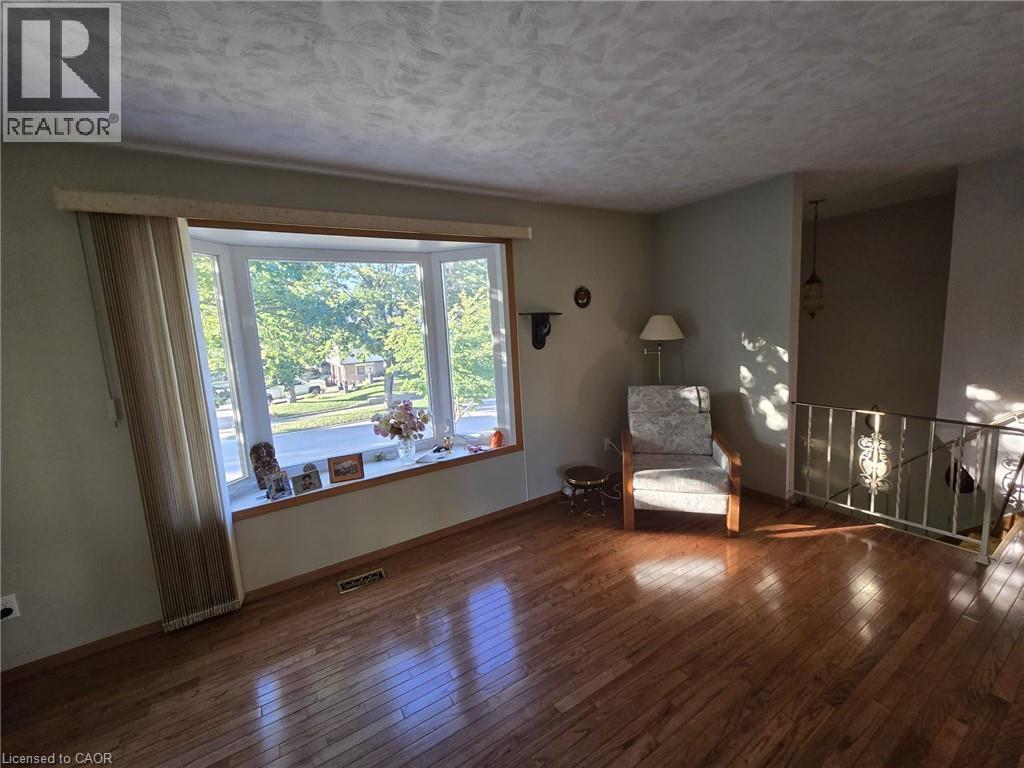 Hardwood flooring complemented by a bay window - 410 Lakeview Drive, Waterloo, ON
