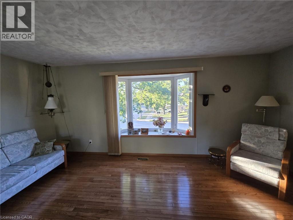 Hardwood flooring, bay window, and light-toned wall paint - 410 Lakeview Drive, Waterloo, ON