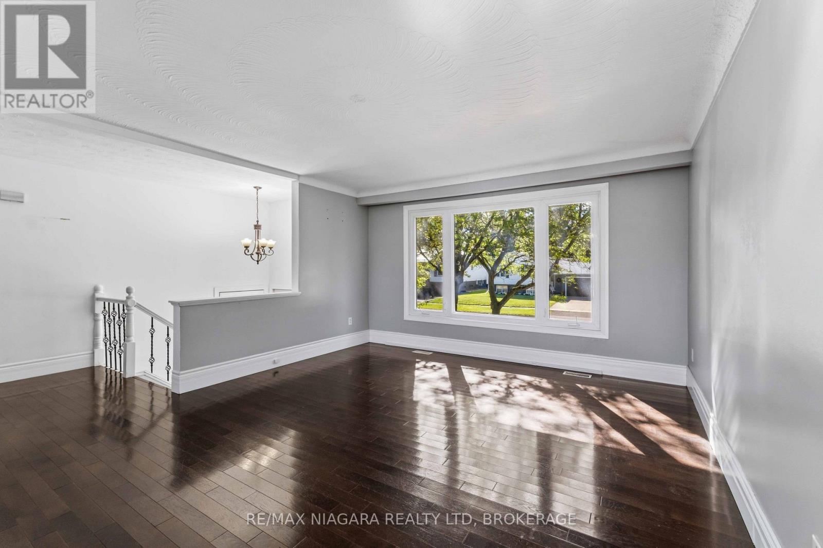 Living Room - 60 Brant Avenue, Welland (N. Welland), ON