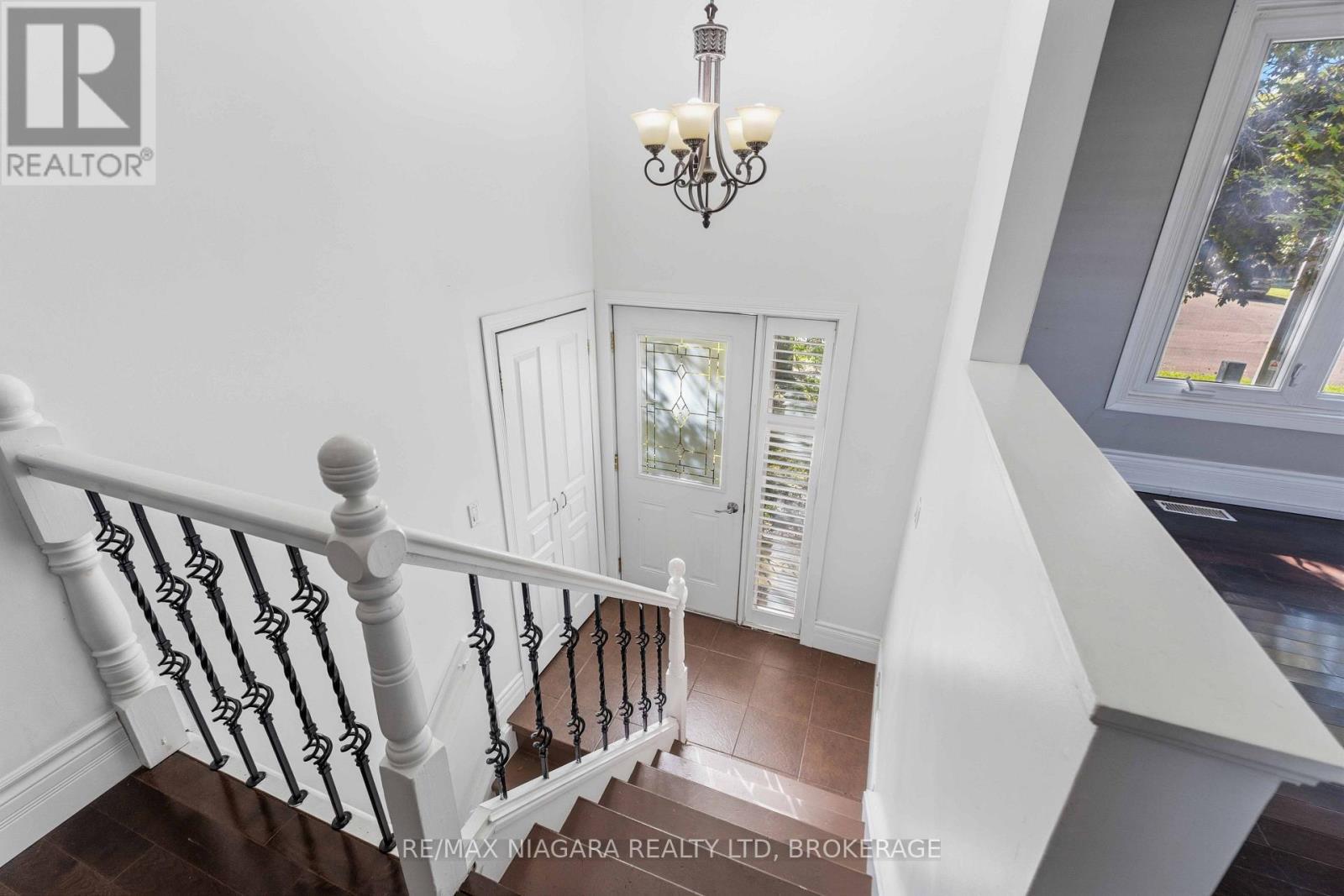 Entrance - 60 Brant Avenue, Welland (N. Welland), ON
