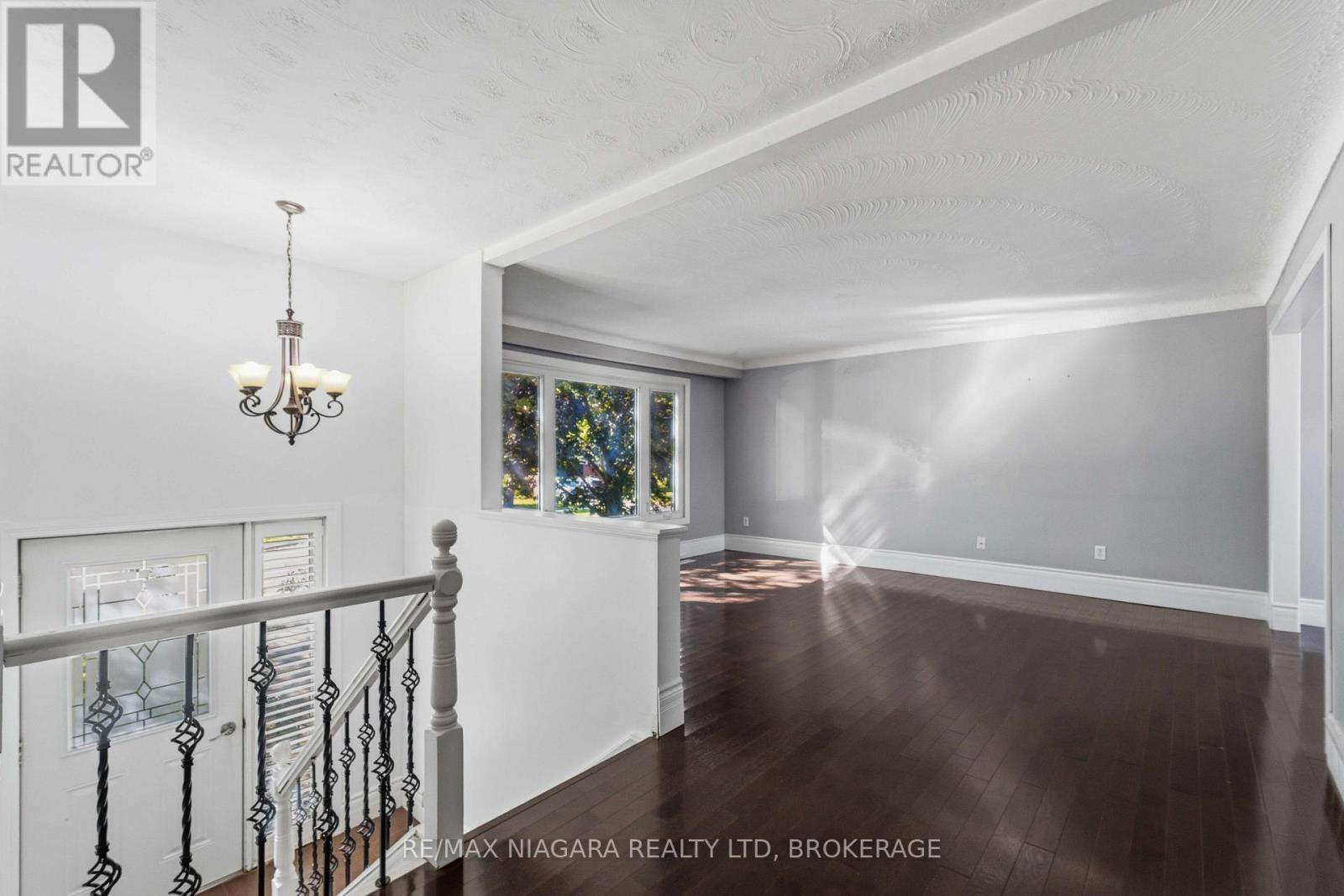 Living Area - 60 Brant Avenue, Welland (N. Welland), ON