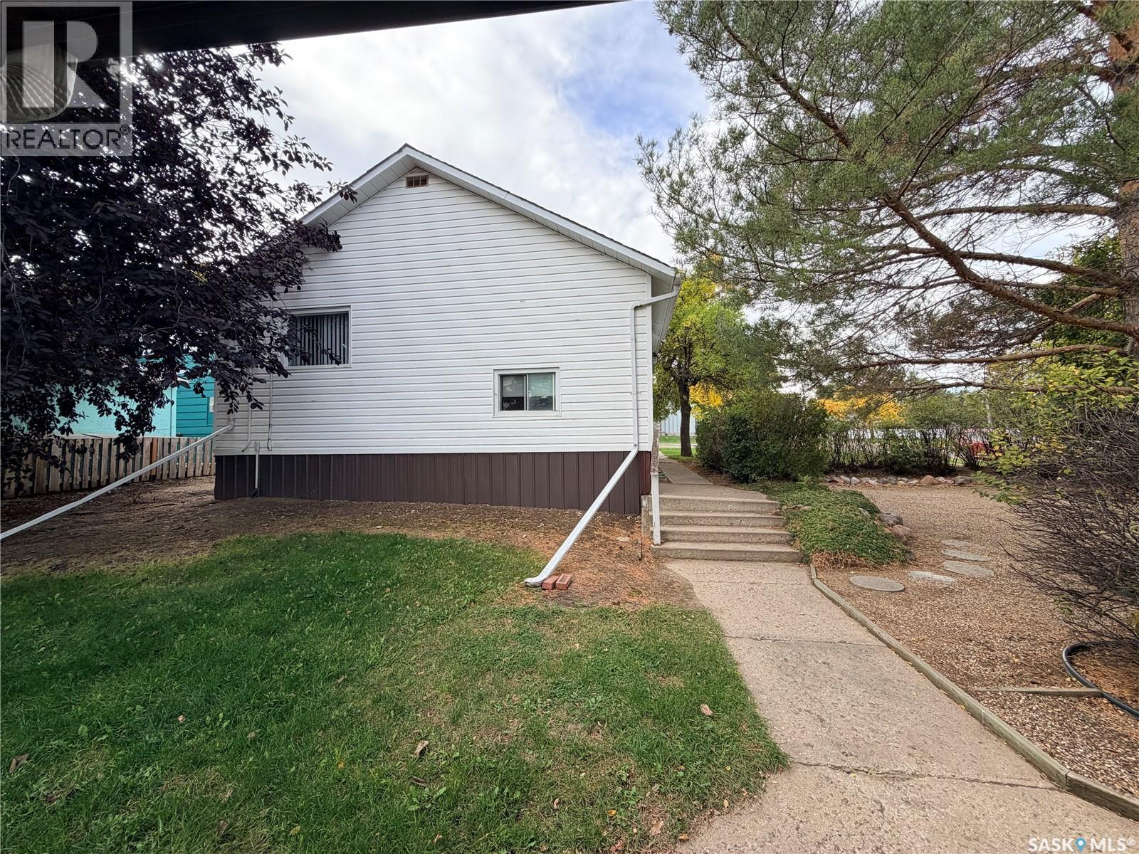 203 4Th Avenue E, Assiniboia, SK