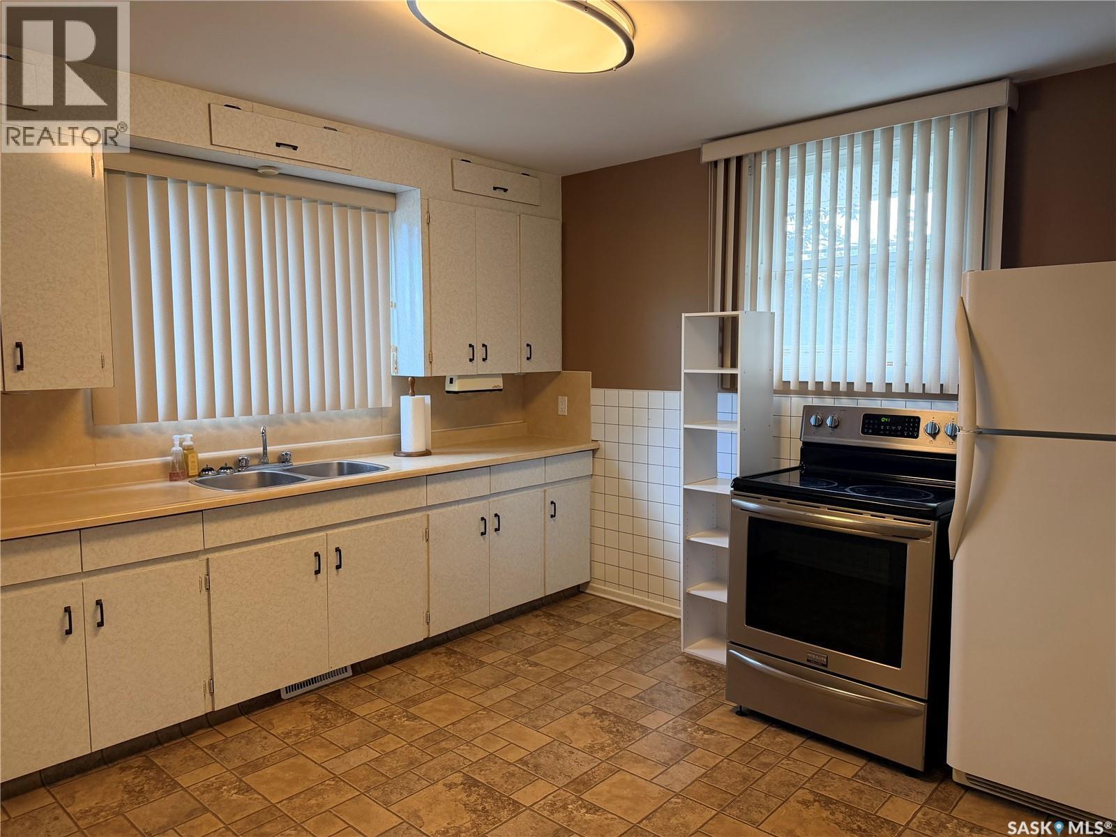 203 4Th Avenue E, Assiniboia, SK