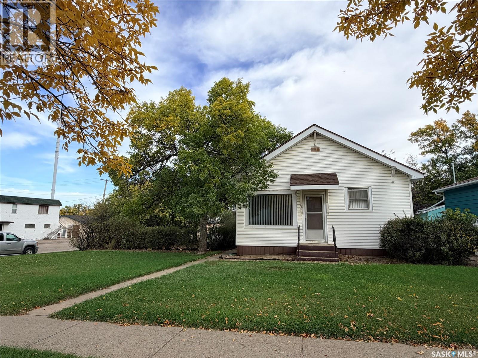 203 4Th Avenue E, Assiniboia, SK