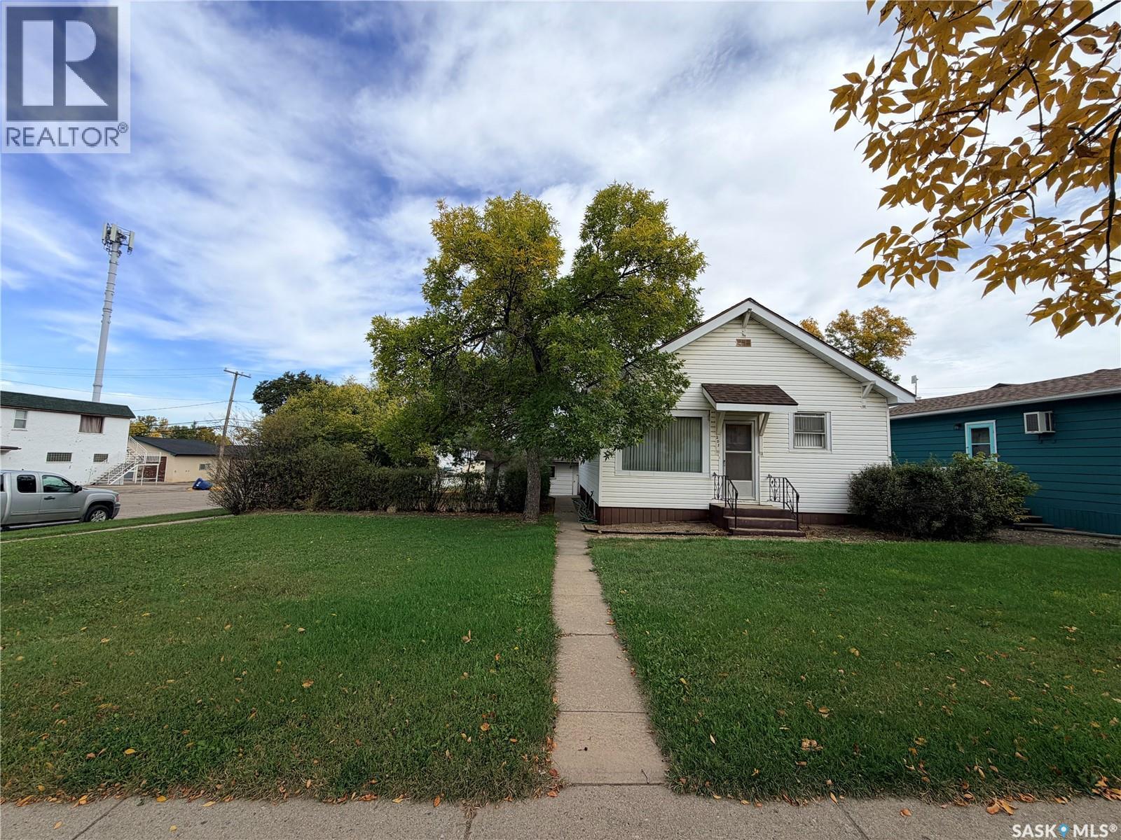 203 4Th Avenue E, Assiniboia, SK