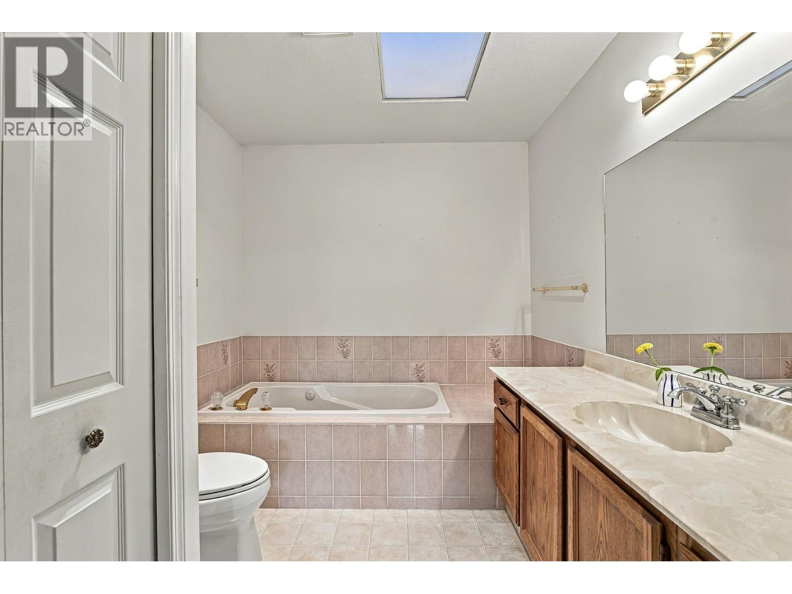 En suite - 2200 Gordon Drive Unit# 34, Kelowna, BC