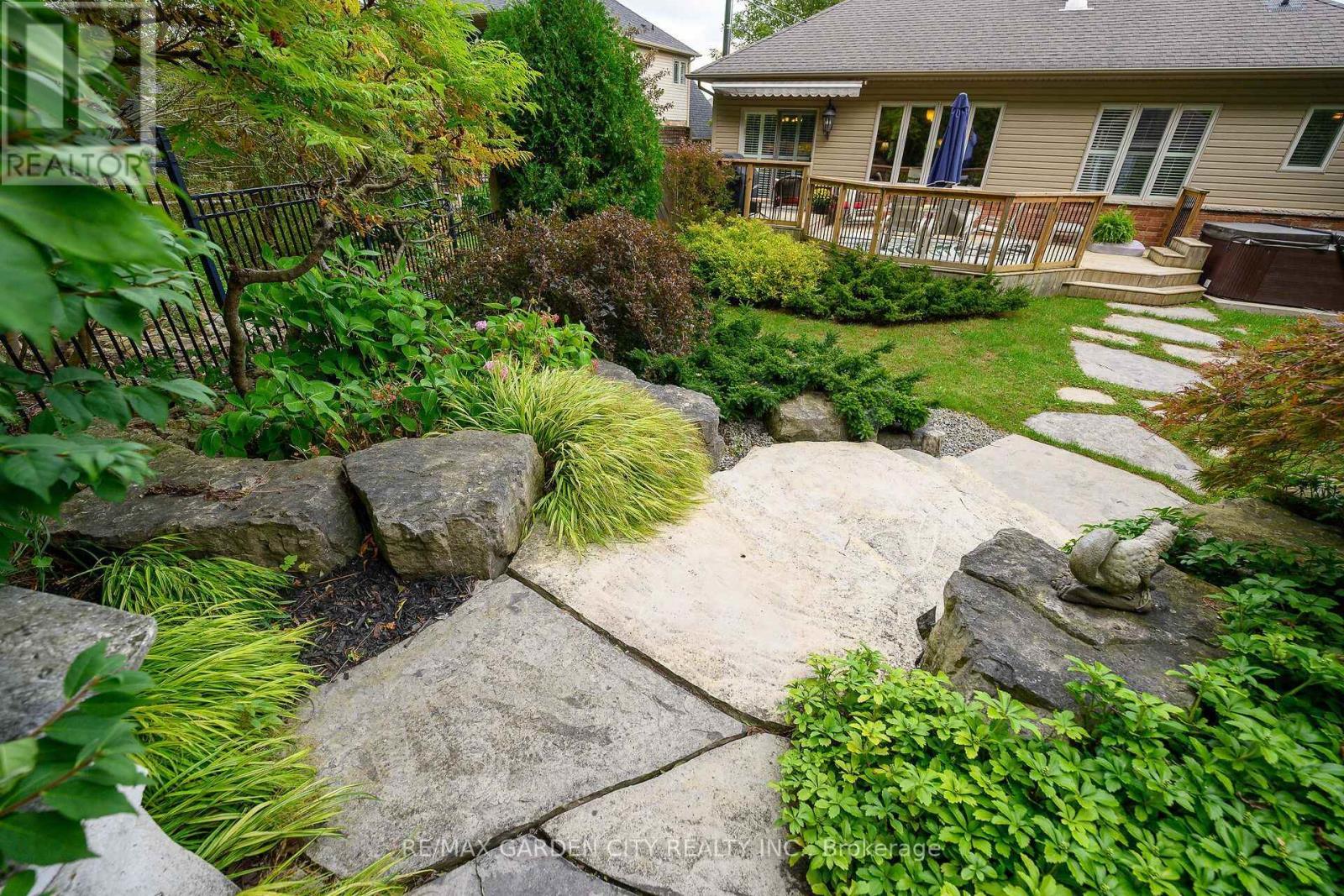 18 Heathcote Court, Grimsby, ON