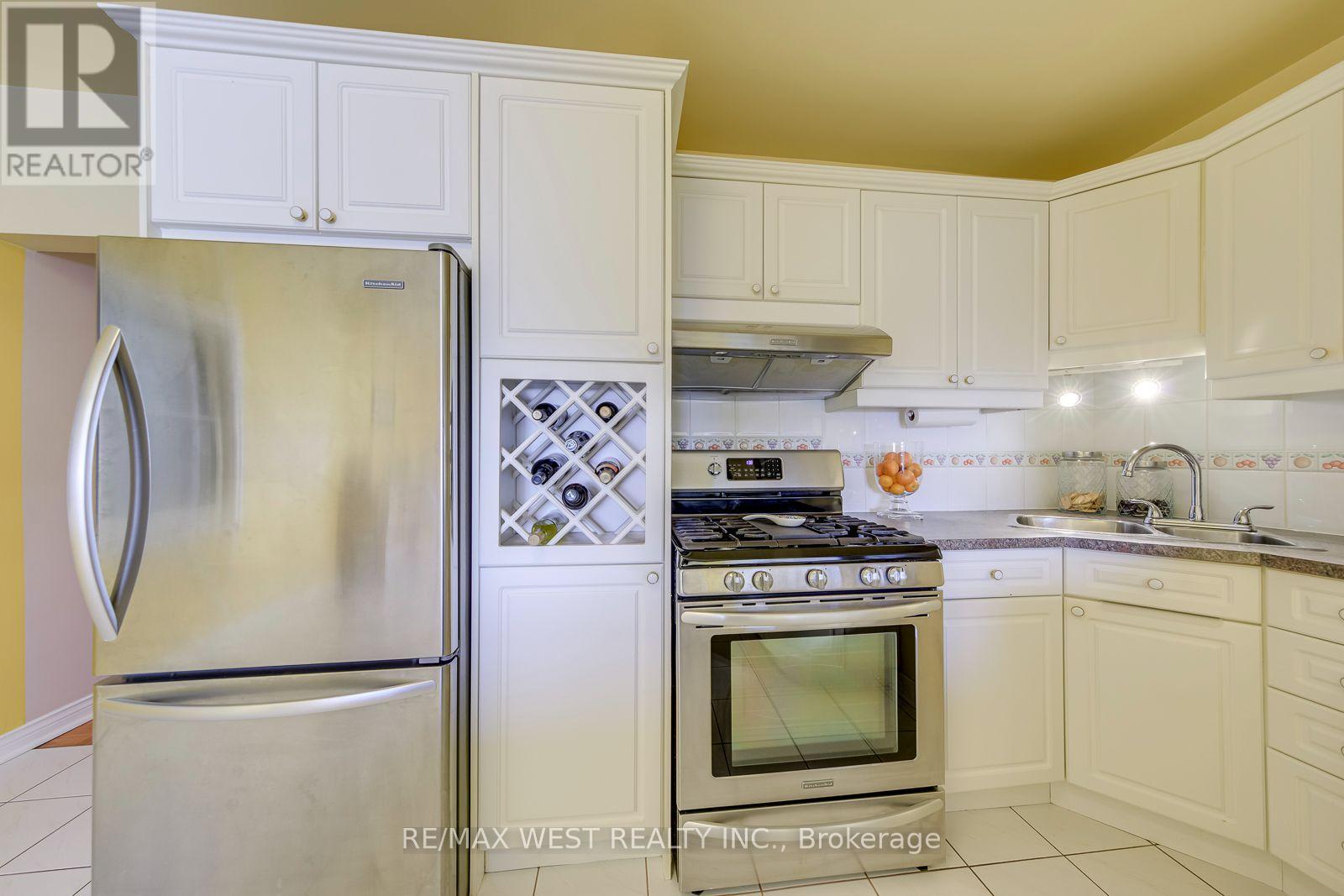 396 Bartlett Avenue N, Toronto, ON