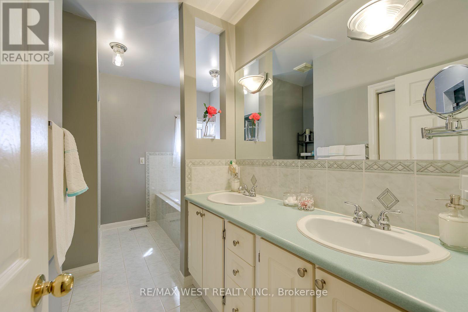 396 Bartlett Avenue N, Toronto, ON