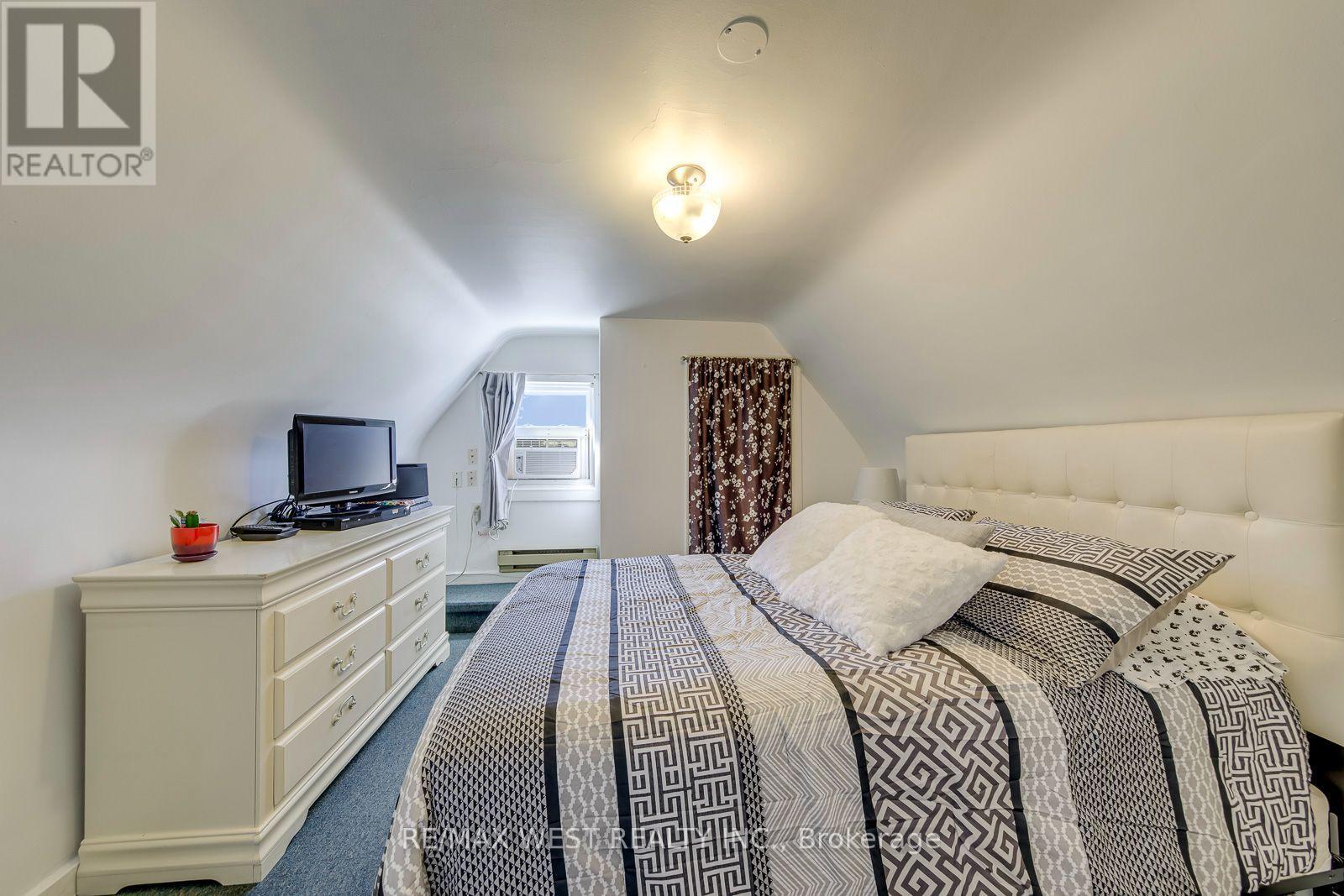 396 Bartlett Avenue N, Toronto, ON