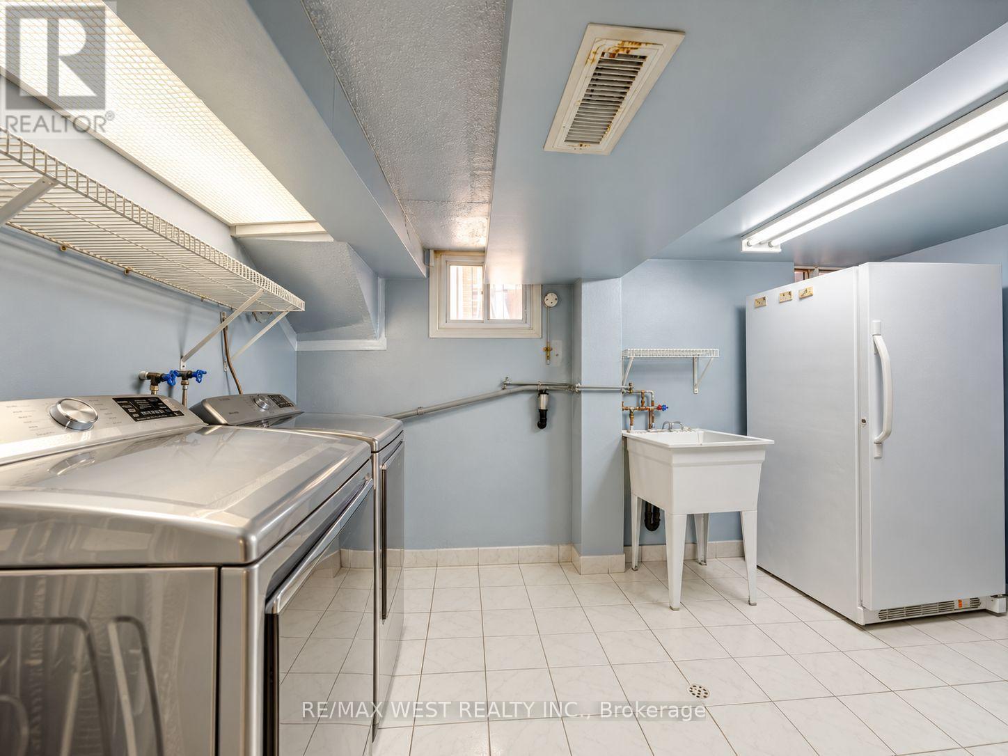 396 Bartlett Avenue N, Toronto, ON