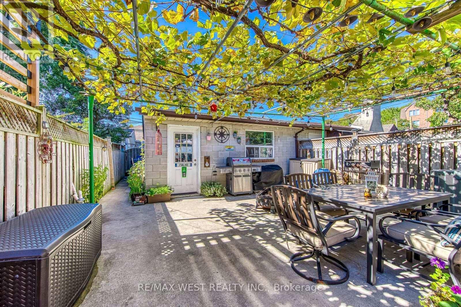 396 Bartlett Avenue N, Toronto, ON
